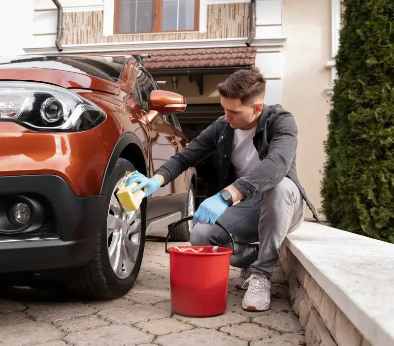 Lavage auto à domicile Saint-Symphorien-de-Marmagne : professionnel intervenant sur un véhicule